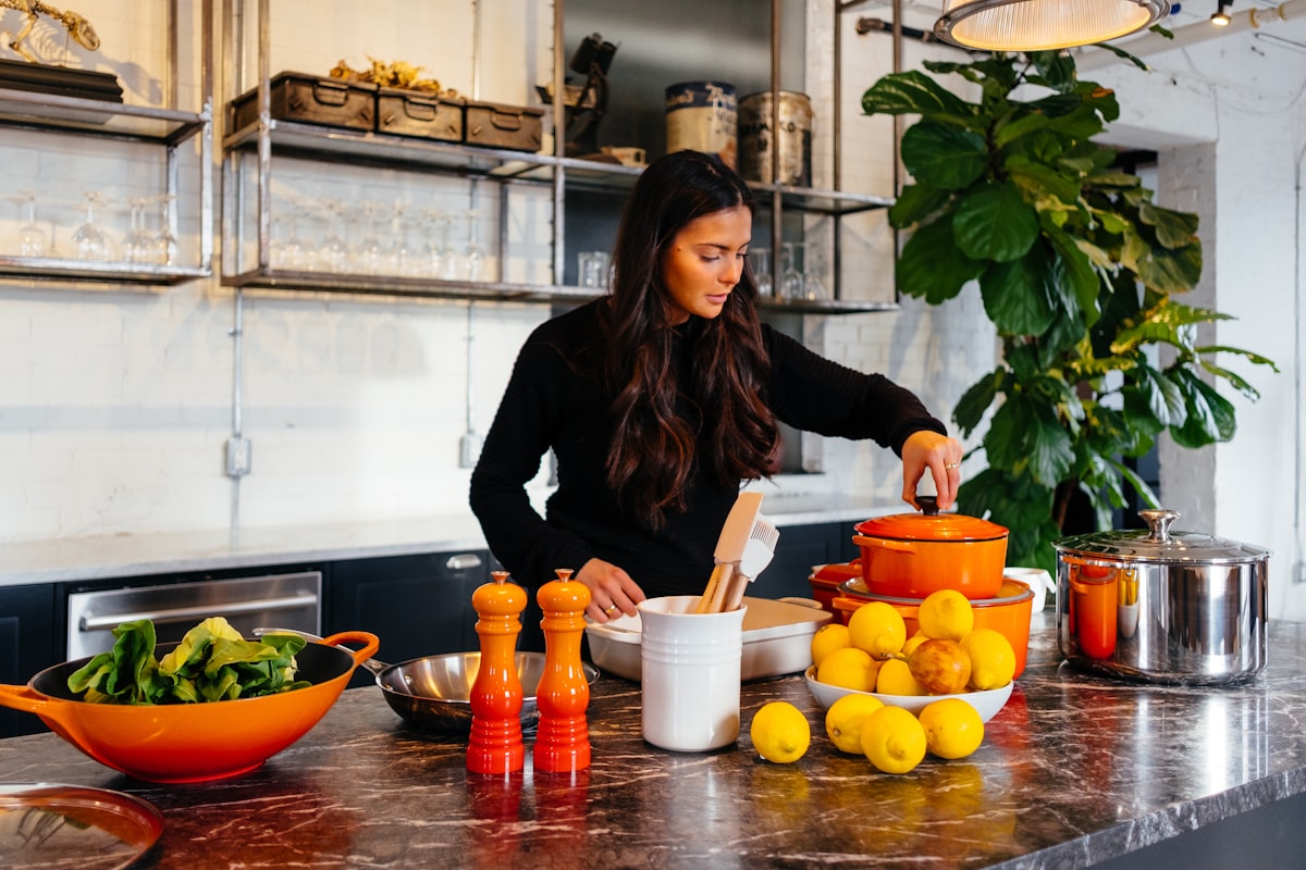 Almuerzo colorido con vegetales frescos y proteínas